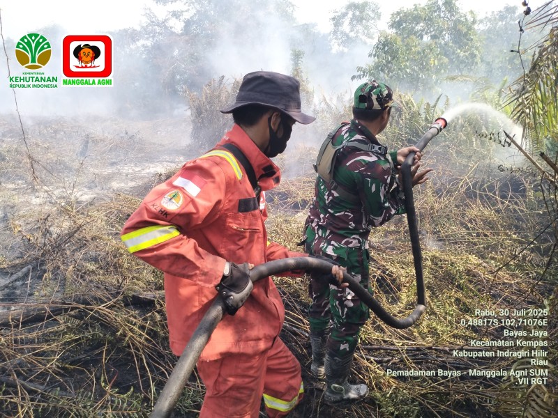 Babinsa Koramil 03/Tempuling Laksanakan Pemadaman Karhutla di Desa Bayas Jaya, Upaya Menyelamatkan Lahan dan Lingkungan