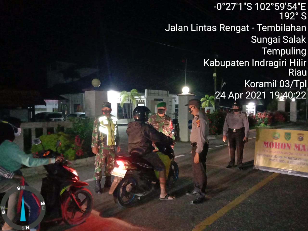 Yakinkan Masyarakat Patuhi PPKM, Babinsa Koramil 03/Tempuling Patroli Bersama Polsek