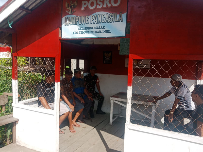 Sambangi Kampung Pancasila, Babinsa Koramil 03/Tpl Serda Riko Saputra Lakukan Komsos