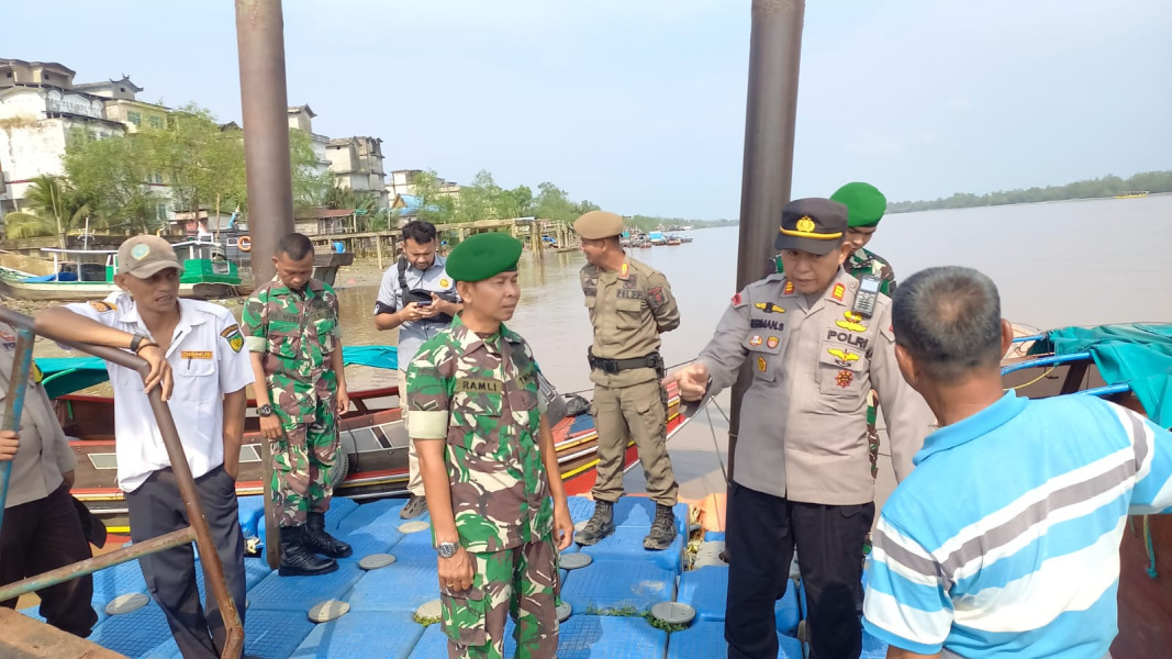 Dalam Rangka Hari Raya Idul Fitri, Babinsa Koramil 07/Reteh Pantau Para Pemudik di Pelabuhan