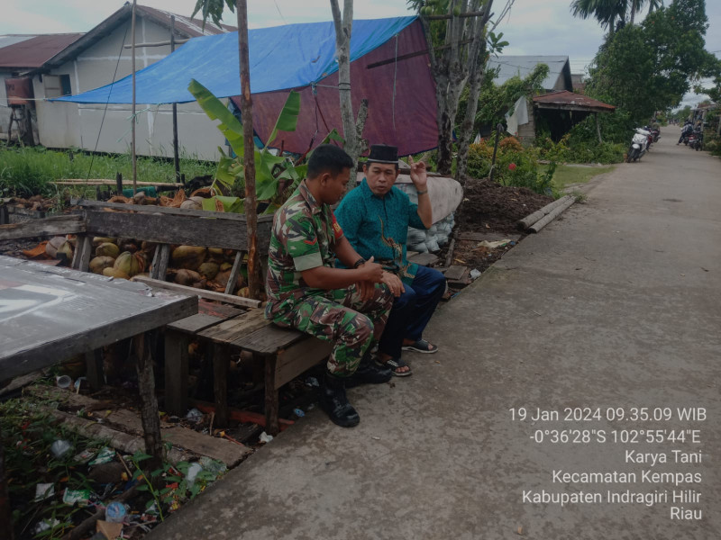 Tingkatkan Kerjasama, Babinsa 03/Tpl Koptu Suriadi Melaksanakan Komsos Dengan Tomas