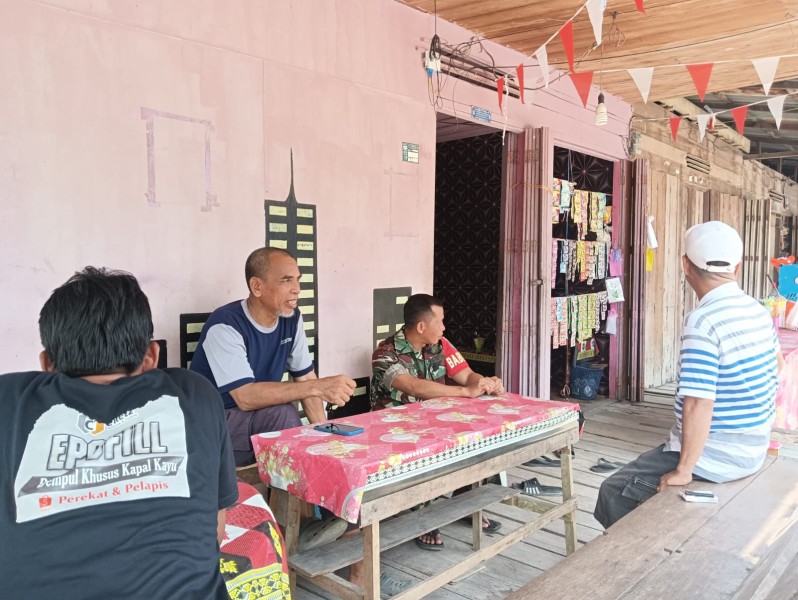 Babinsa Koramil 07/RTH Laksanakan Pengawasan SDM bersama Masyarakat Secara Rutin