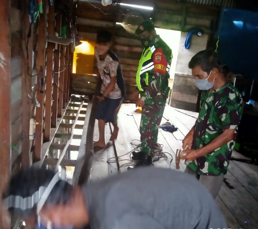 Dekat dengan Masyarakat, Babinsa Desa Panglima Raja Bantu Warga Perbaiki Rumahnya yang Rusak