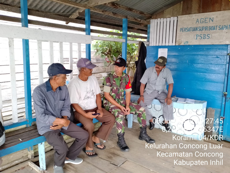 Keakraban Babinsa Kelurahan Concong Luar Dan Warganya, Tumbuhkan Kekompakan Serta Kemanunggalan