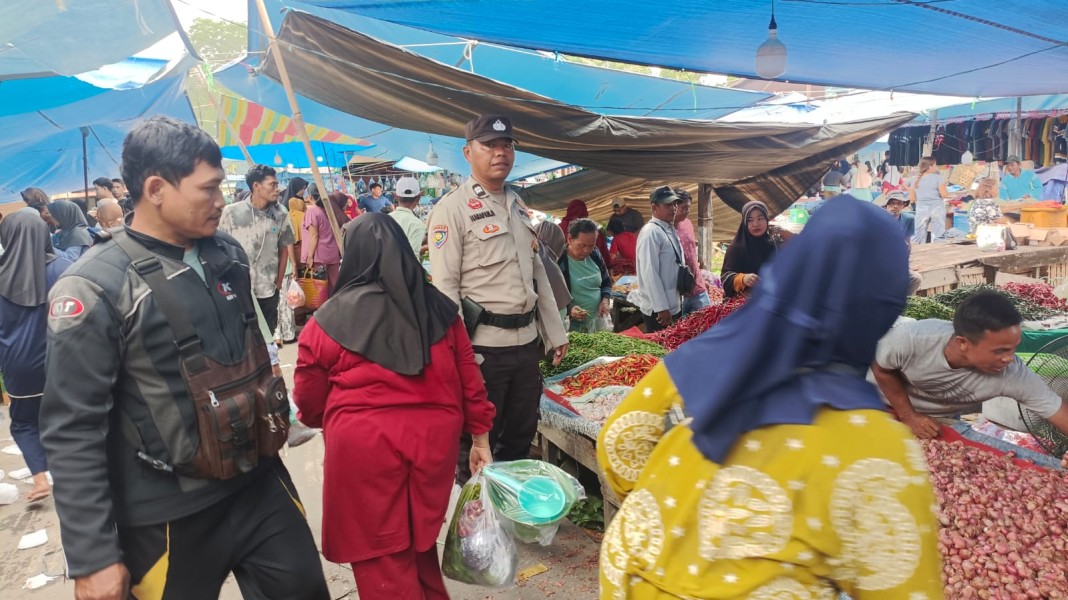 Bhabinkamtibmas Laksanakan Sambang dan Patroli di Pasar Mingguan Selensen