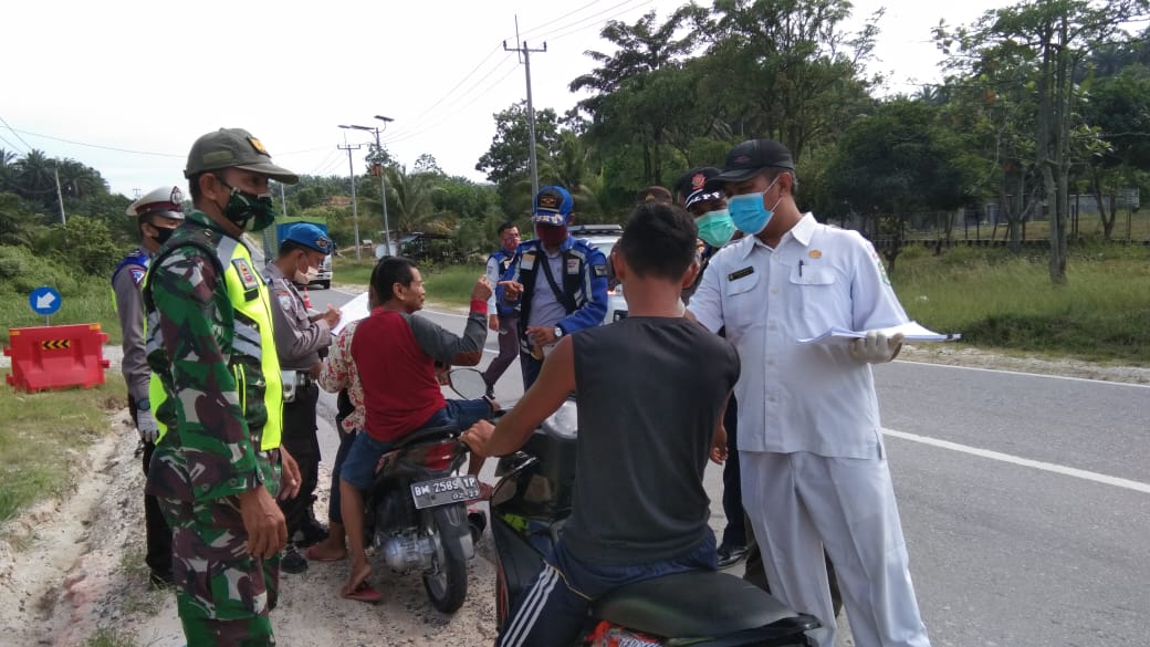 Babinsa Koramil 03/Siak Bersama Polri, Dishub, Diskes dan Satpol PP Kecamatan Kerinci Kanan Siaga di Babinsa Koramil 03/Siak Bersama Polri, Dishub, Diskes dan Satpol PP Kecamatan Kerinci Kanan Siaga di