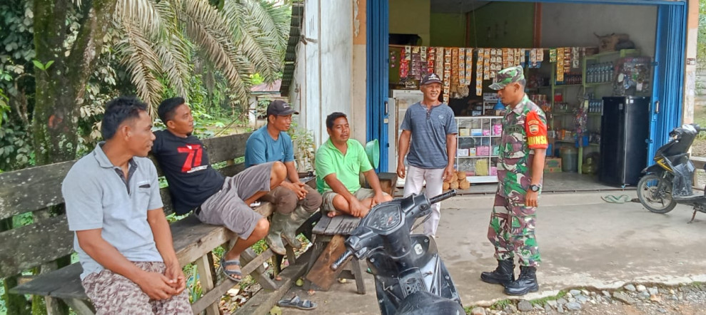 Jalin Kedekatan Babinsa Koramil 09/Kmg Dengan Warga Melalui Komsos