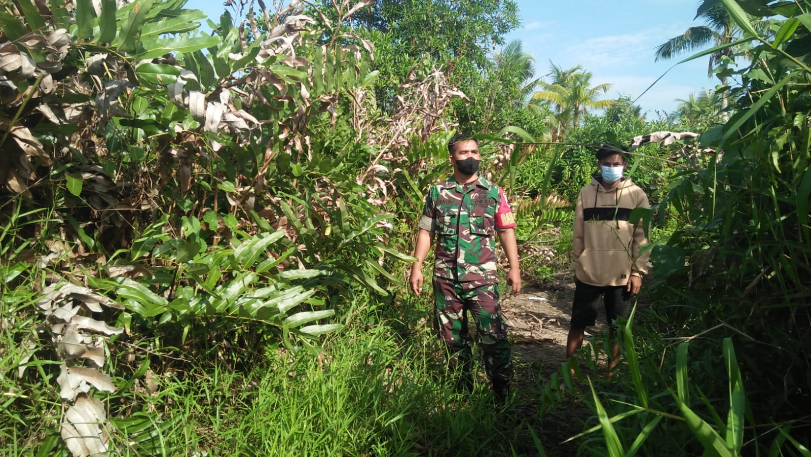 Babinsa Koramil 04/Kuindra, Serda Mas Yayat Bersama Warga Terus Melakukan Patroli Karhutla