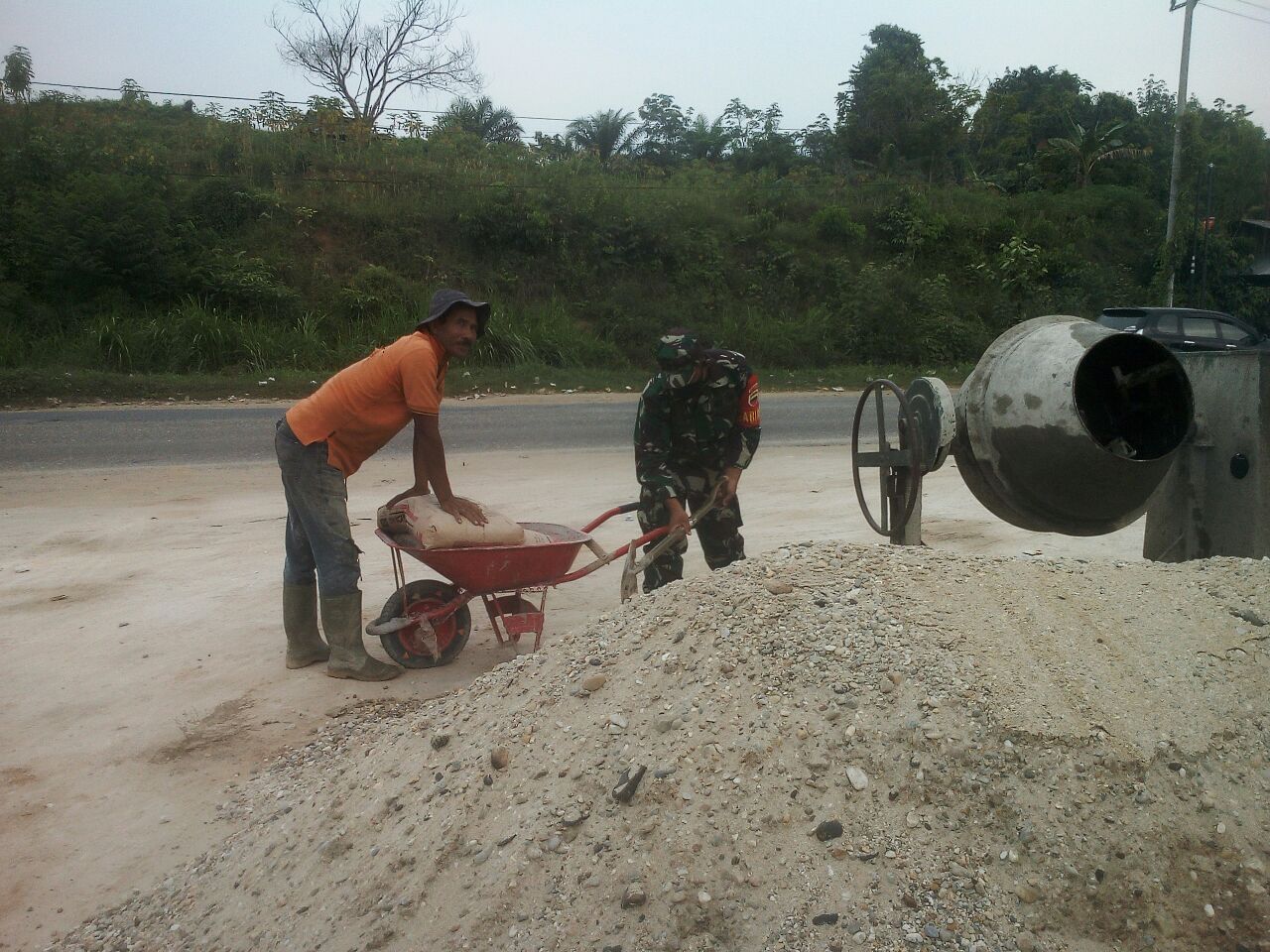 Sukseskan TMMD, Babinsa Koramil 07/Kampar Kompak Laksanakan Semenisasi