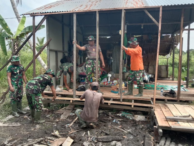 Wujudkan Rumah Layak Huni, Anggota Koramil 03/Tpl Lakukan Pengerjaan Bedah Rumah