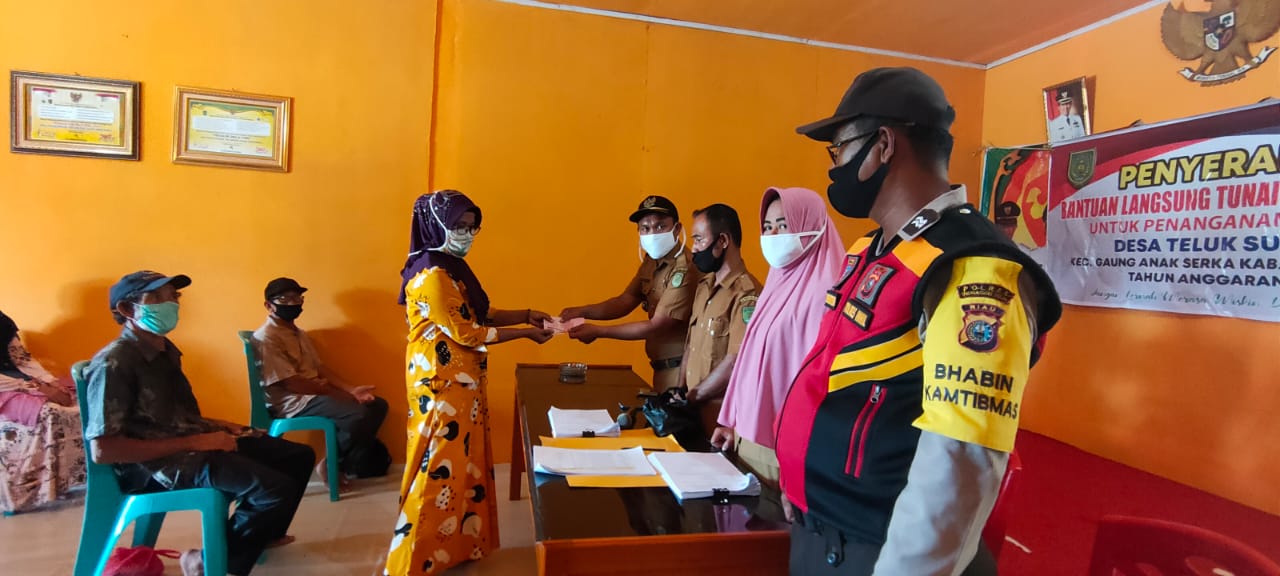 Aiptu Herimon Bhabinkamtibmas Teluk Sungka Kawal Pembagian Dana BLT 