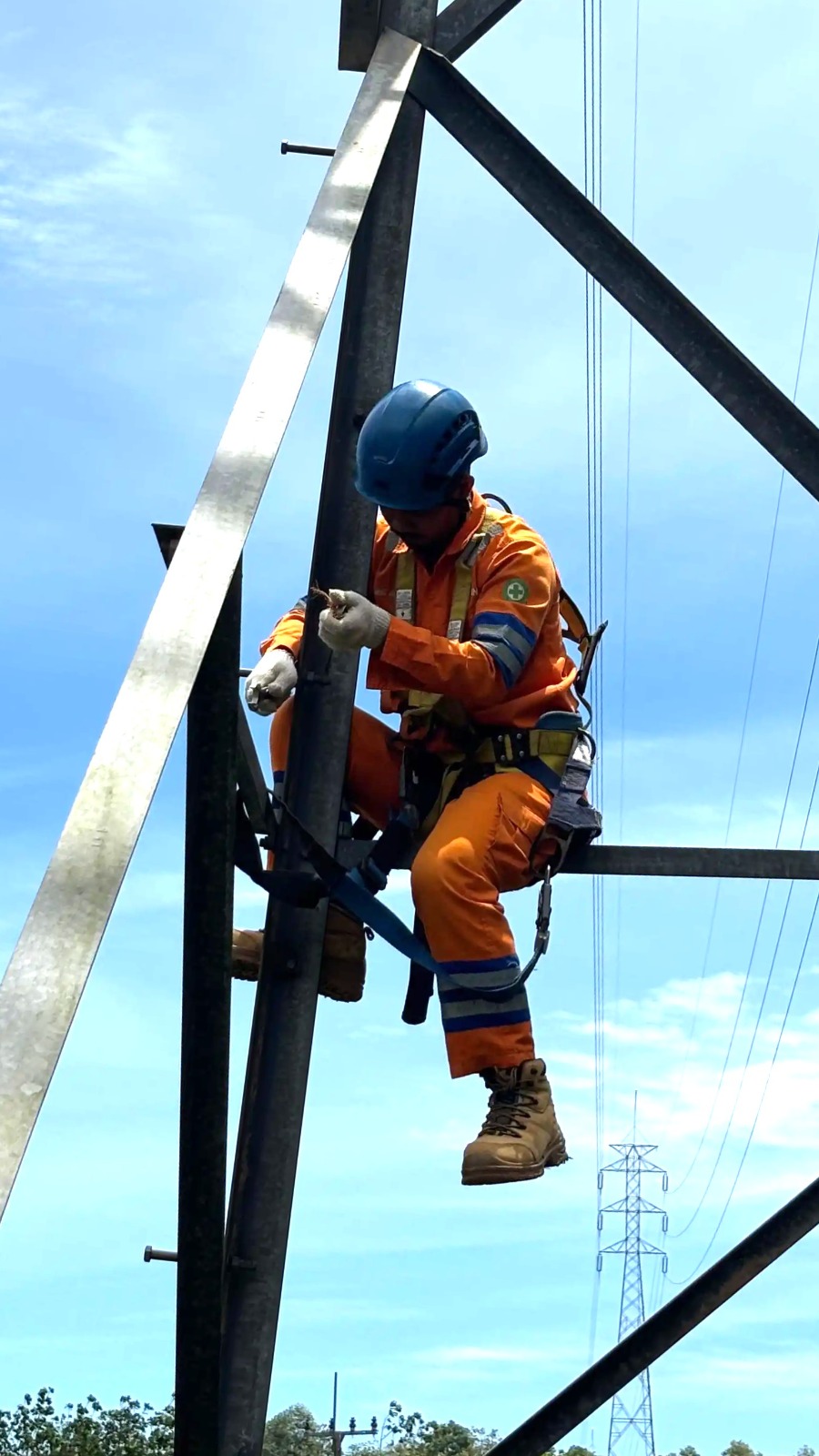 PLN Sigap Perbaiki Step Bolt Tower, Jaga Keandalan Listrik Bintan untuk Senyum Pelanggan