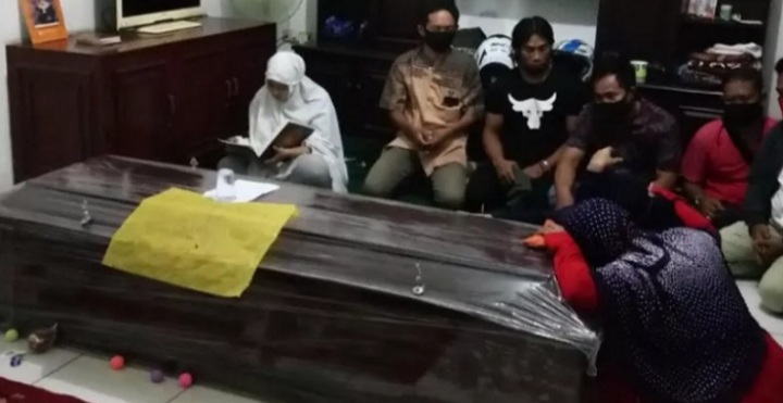 MENYAYAT HATI! Editor Metro TV Tewas Dibunuh, Kekasih Almarhum Setia Mengaji Tanpa Henti