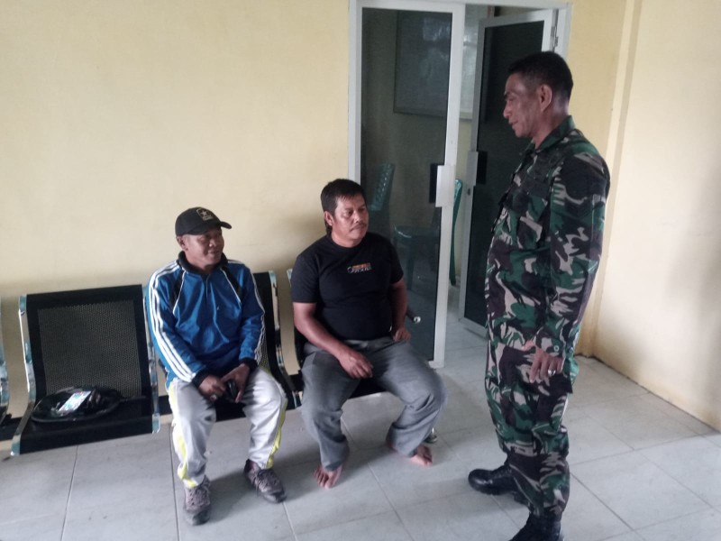 Babinsa Koramil 04/Kuindra Kodim 0314/Inhil Himbau Warga Desa Sungai Belah Jaga Kamtibmas