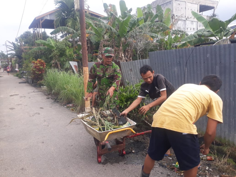 Bhabinsa 05/Gas Bersama Warga Gotong Royong Bersihkan Drainase dan Lingkungan Pasar