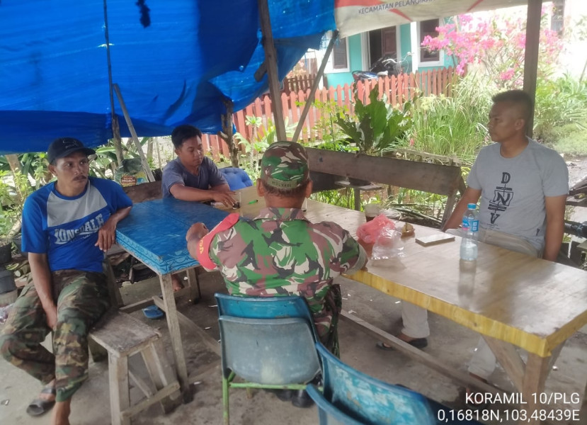 Babinsa Koramil 10/Pelangiran Berikan Arahan dan Pandangan Kepada Masyarakat