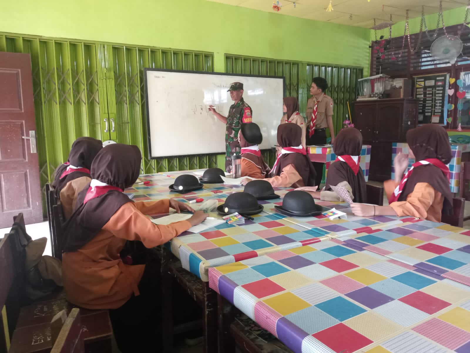 Babinsa 03/Tpl Ajarkan Kedisiplinan Kepada Anggota Pramuka