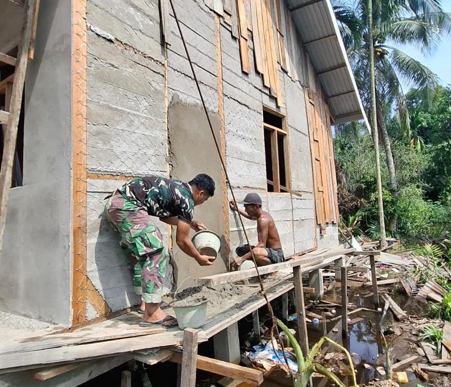 Lanjutkan Pekerjaan Fisik, Satgas TMMD Plester Dinding Luar RTLH Milik Ibu Acil