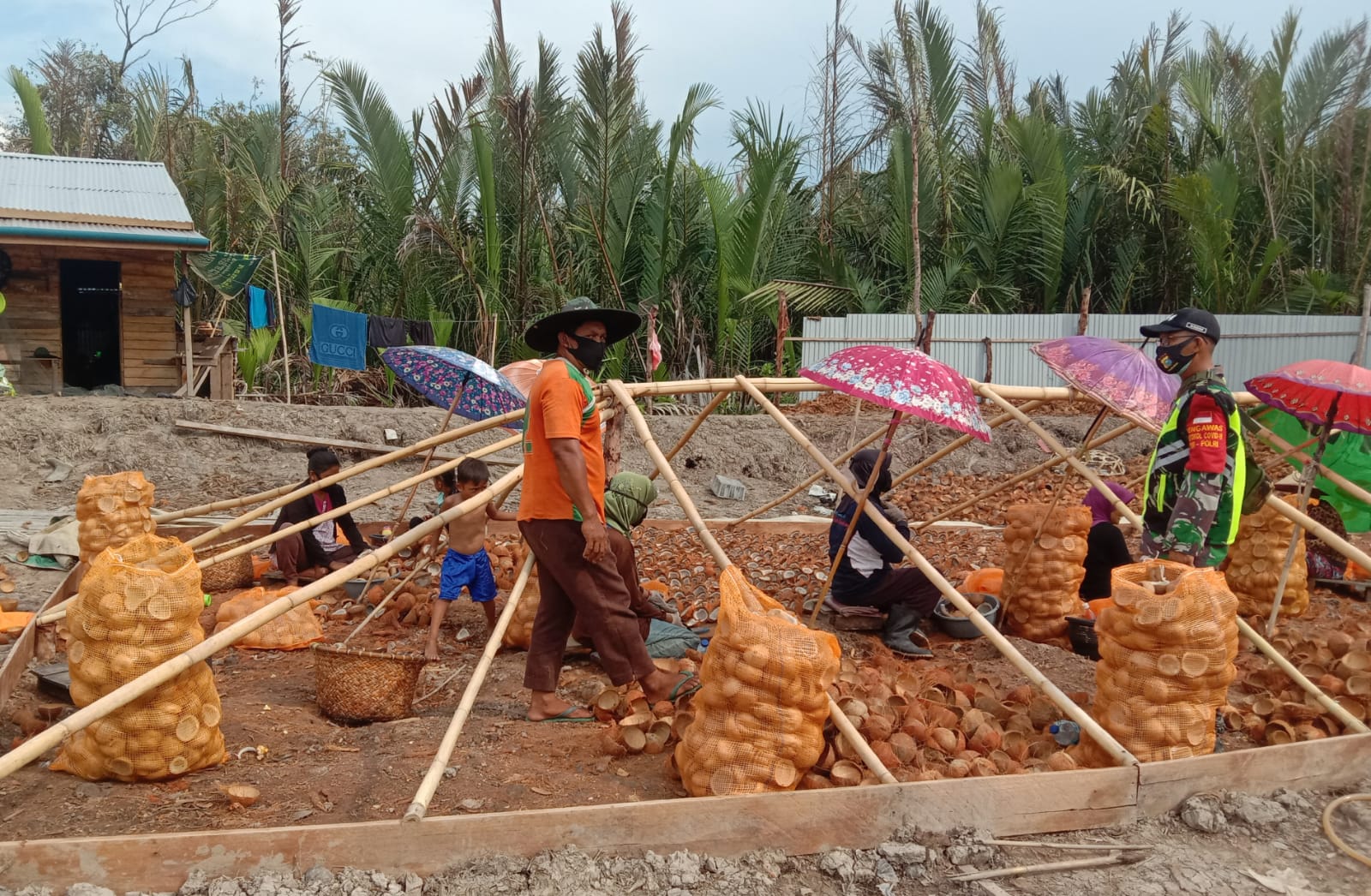 Sambangi Warga, Babinsa Koramil 04/Lakukan Komsos