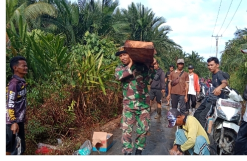 Bersama warga, Babinsa Koramil 05/GAS Kompak Goro Perbaikan Jalan Desa