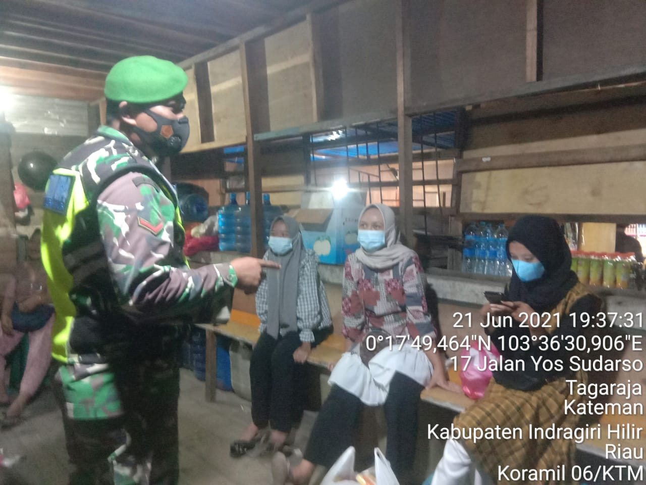 Persuasif, TNI Koramil 06/Kateman Ajak Masyarakat Senantiasa Patuhi Prokes