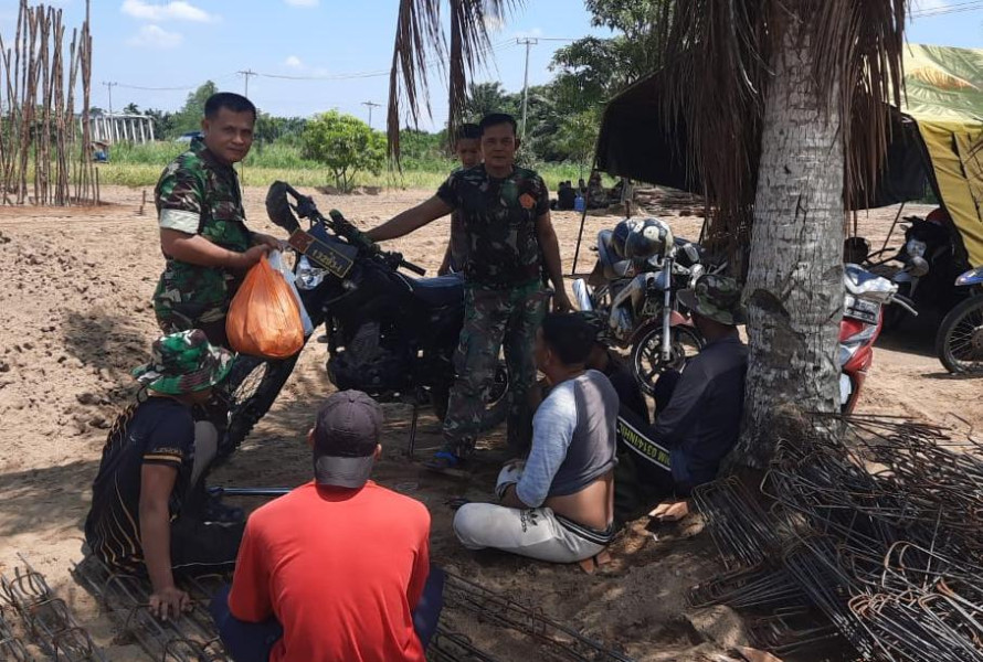 Babinsa Koramil 03/Tpl Komsos Dengan Tomas Di Wilayah Binaan