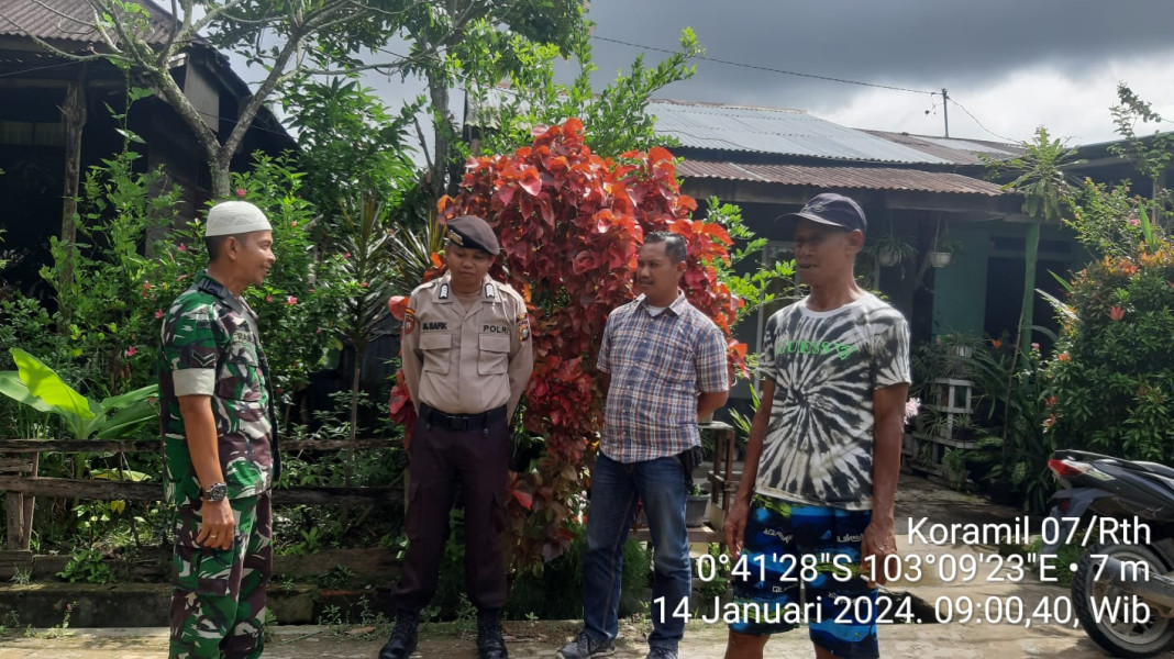 Jalin Silaturahmi Antara Babinsa Koramil 07/Reteh Dengan Bhabinkamtibmas, Satpol PP dan Ketua Pemuda