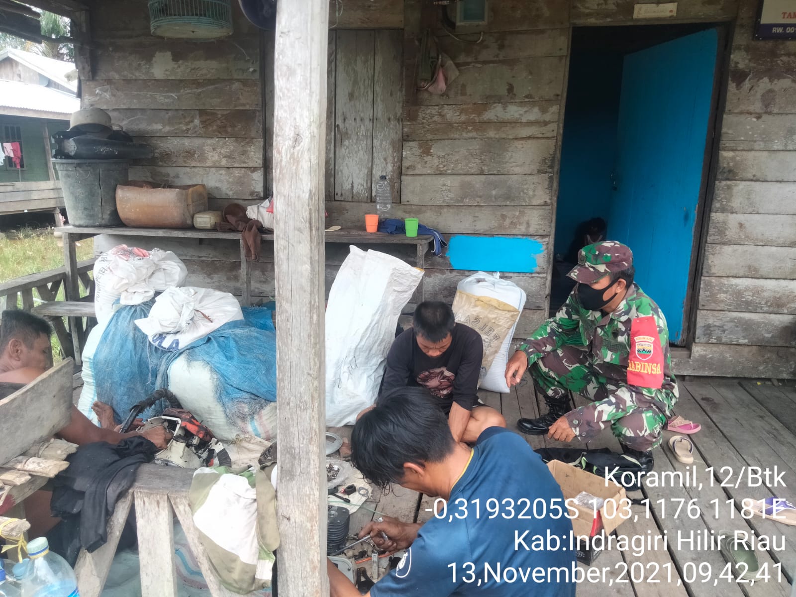 Babinsa Koramil 12/Batang Tuaka Komsos kepada Warga Pasir Emas