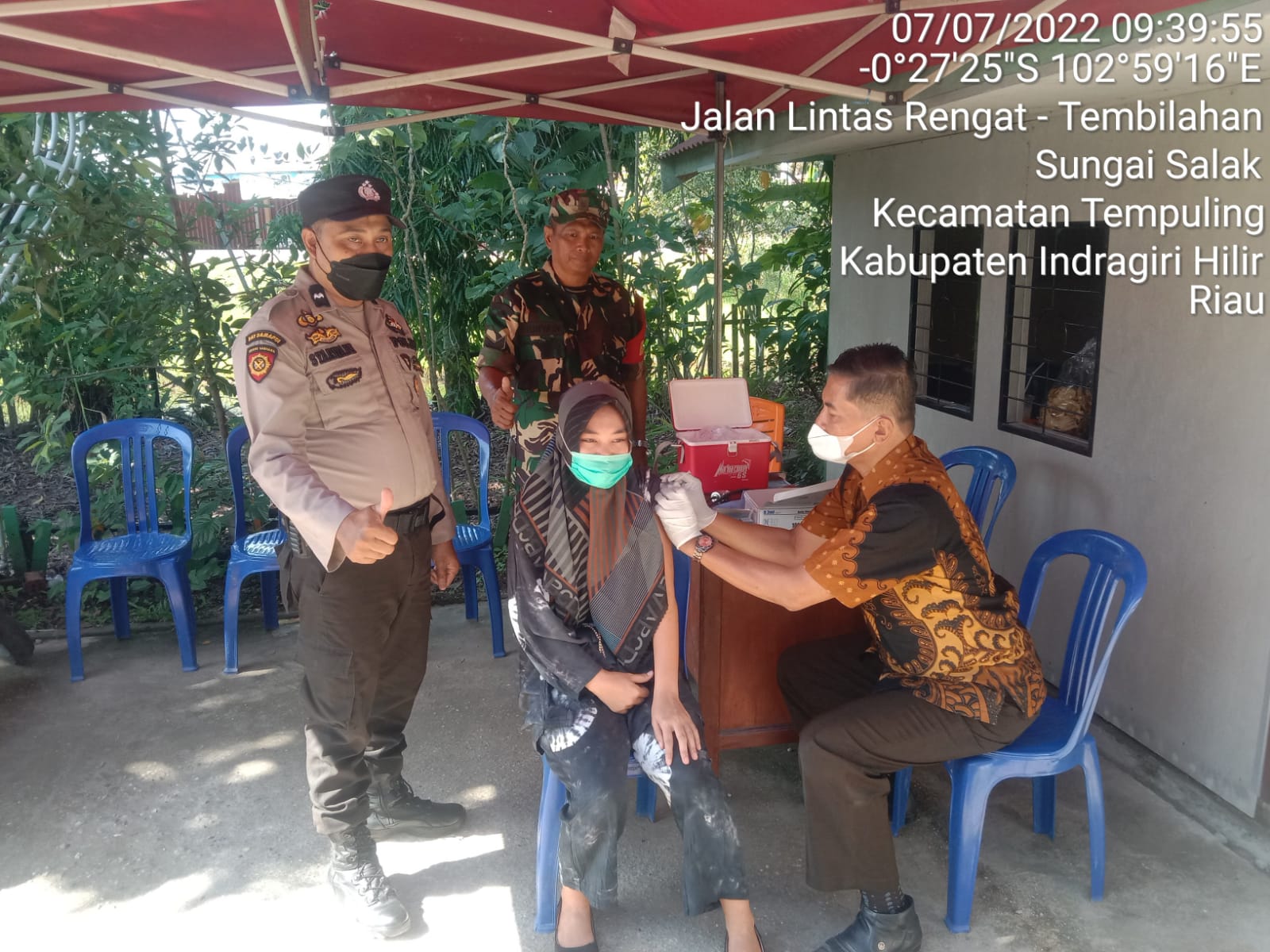 Terus Lanjutkan Vaksin, Babinsa 03/Tempuling Dampingi Warga Vaksinasi 1,2 dan 3