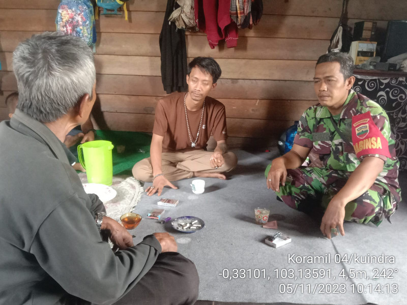 Bersama Lakukan Komsos, Guna Wujudkan Hubungan Harmonis Antara Babinsa Koramil 04/Kuindra Dengan Warga