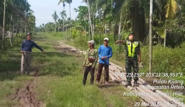 Kopda Sudarwi Terus Mensosialisasikan Karhutla di Parit 1 Kelurahan Metro