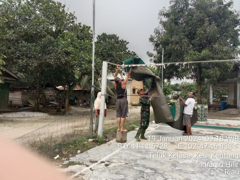 Ciptakan Kekompakan, Babinsa Koramil 09/Kmg Ajak Masyarakat Untuk Goro Penjemuran Ambal Mesjid