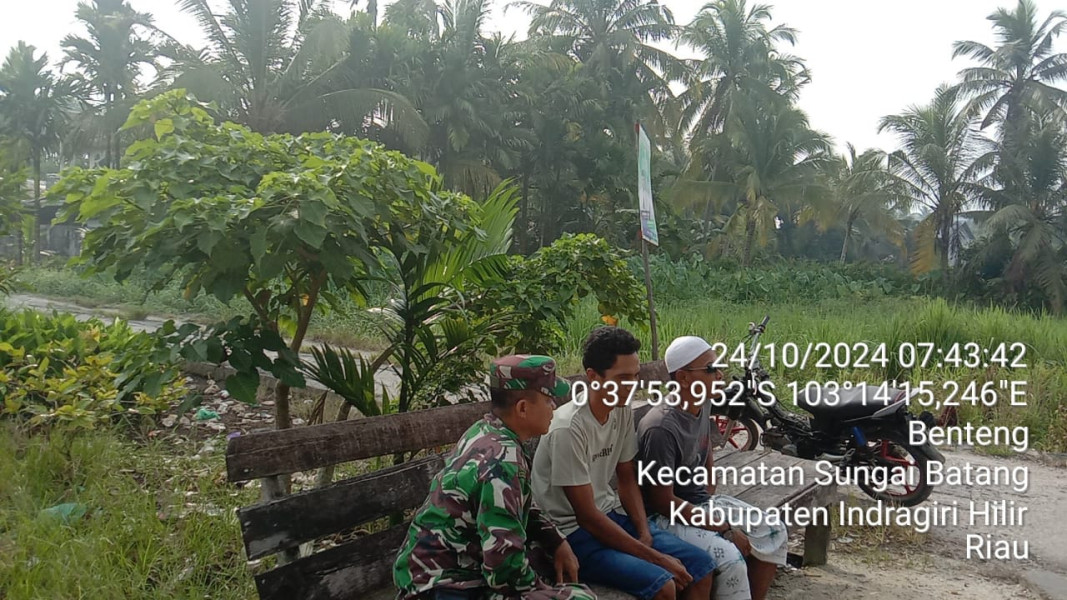 Babinsa Serka M. Hasan Terus Jalin Silaturahmi dan Kebersamaan Melalui Komsos Dengan Masyarakat Setempat