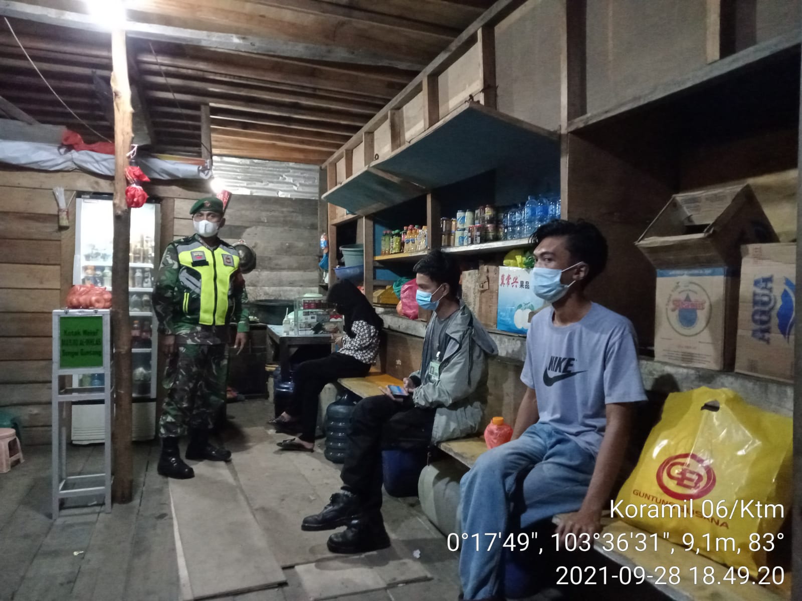 Personil Babinsa Koramil 06/Kateman Himbau Warga Agar Taati Prokes