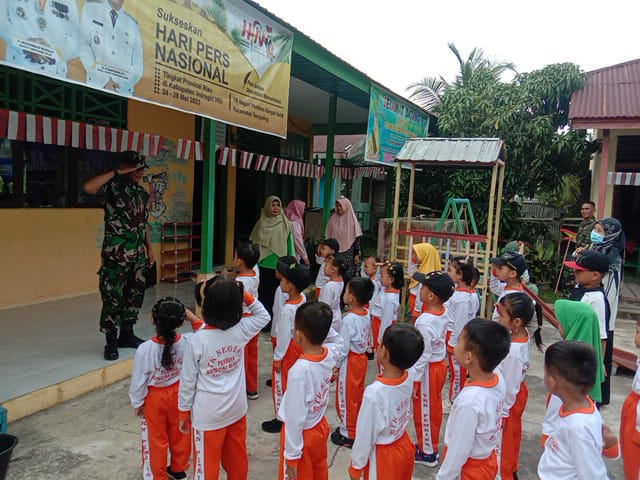Babinsa 03/Tpl Bimbing Murid TK Pembina Cara Baris Berbaris