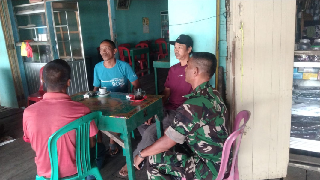 Babinsa Koramil 04/Kuindra, Serda Hendra Putra Rutin Lakukan Komsos Bersama Warga