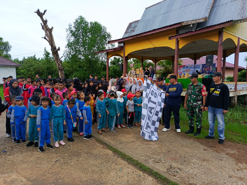 Dalam Rangka HUT Korpri Ke 52, Danramil 04/Kuindra Ikuti Kegiatan Jalan Santai di Kecamatan Kuala Indragiri