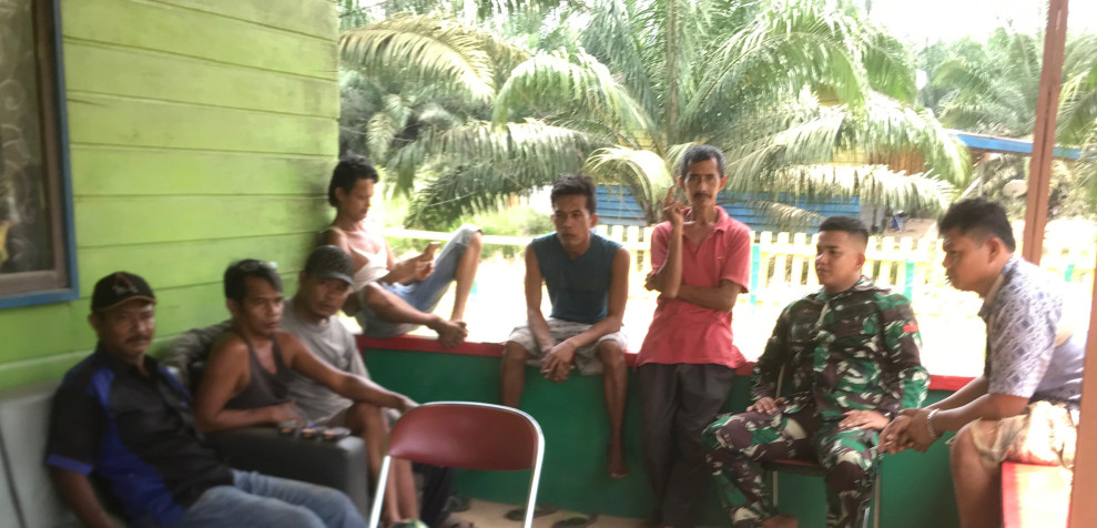 Babinsa koramil 05/Gas Pratu Risky Sormin  Komsos  Di Wilayah Desa