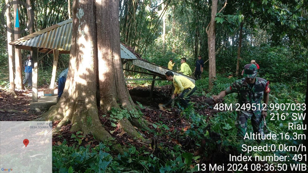 Jaga Kebersihan, Danramil 09/Kmg Bersama Masyarakat Lakukan Pembersihan di Lokasi Pemakaman Yang Terdahulu