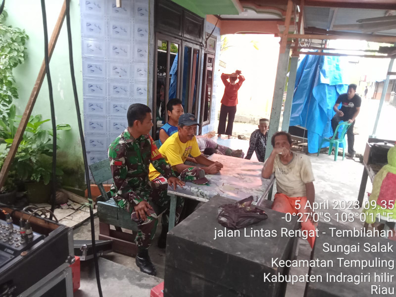 Babinsa 03/Tpl Laksanakan Komsos dengan Ketua RT Dan Warga Desa Teluk Jira