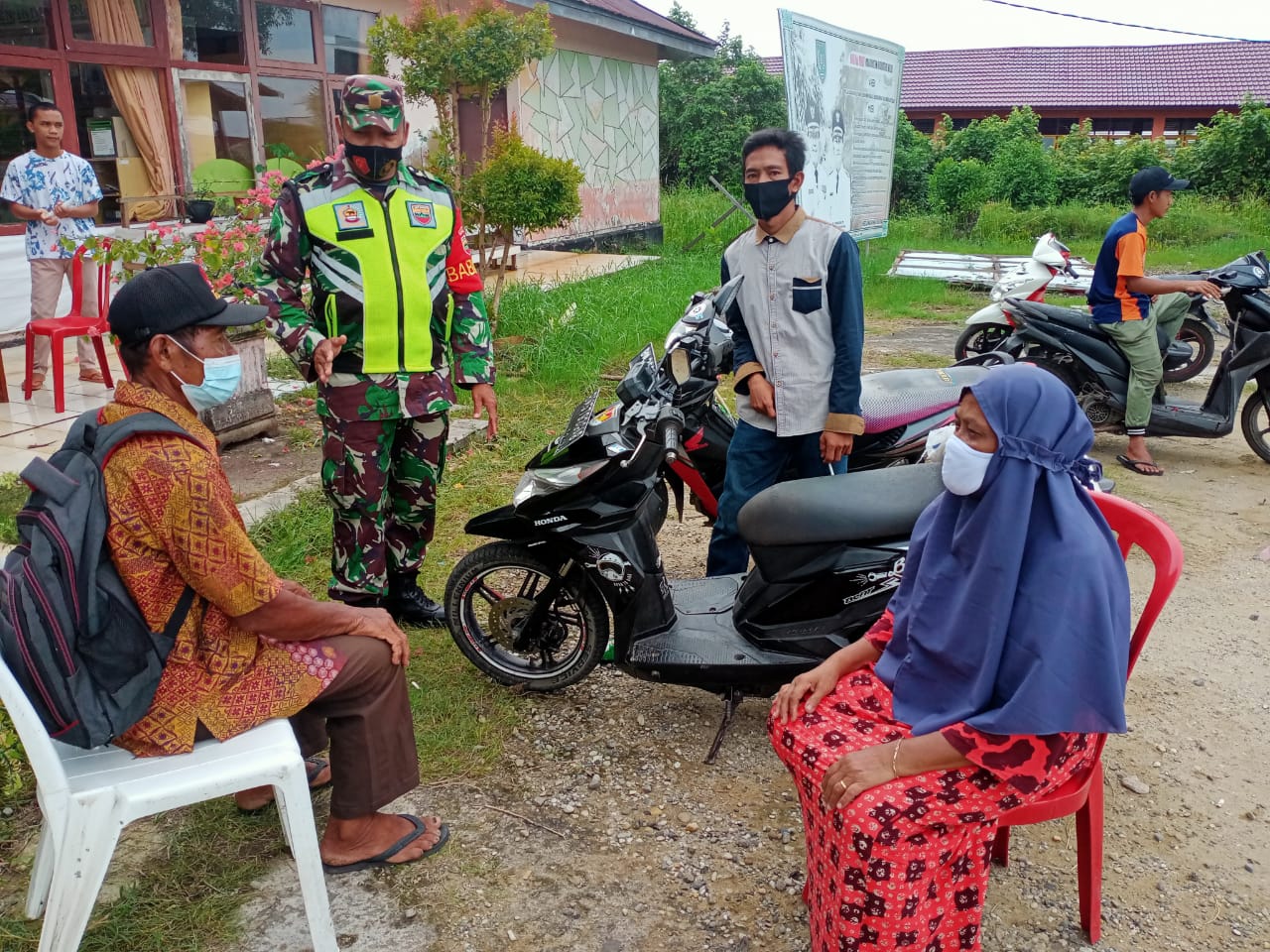 Personil Koramil 04/Kuindra Rutin Gencarkan Penegakan Protkes Terpadu di Kelurahan Sapat