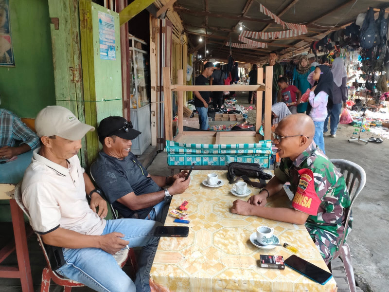 Babinsa 03/Tpl Ngopi Bersama Warga Binaannya Sembari Berikan Pesan Kamtibmas