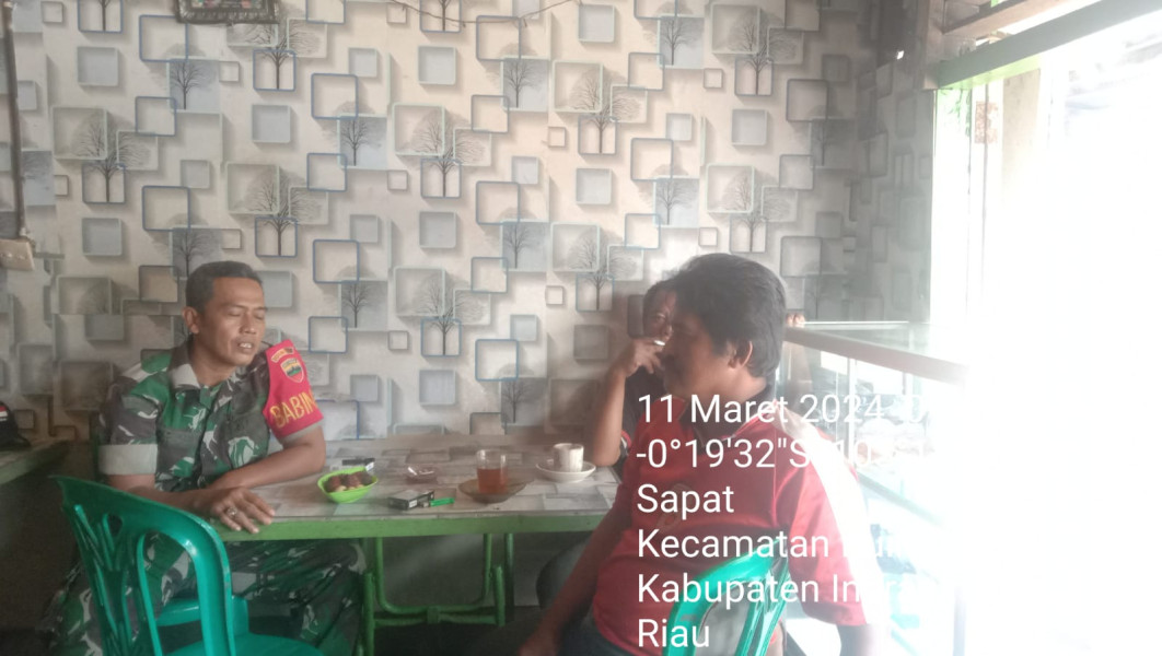 Melalui Komsos, Babinsa Koramil 04/Kuindra Ajak Warga Jaga Kebersihan dan Keamanan di Lingkungan