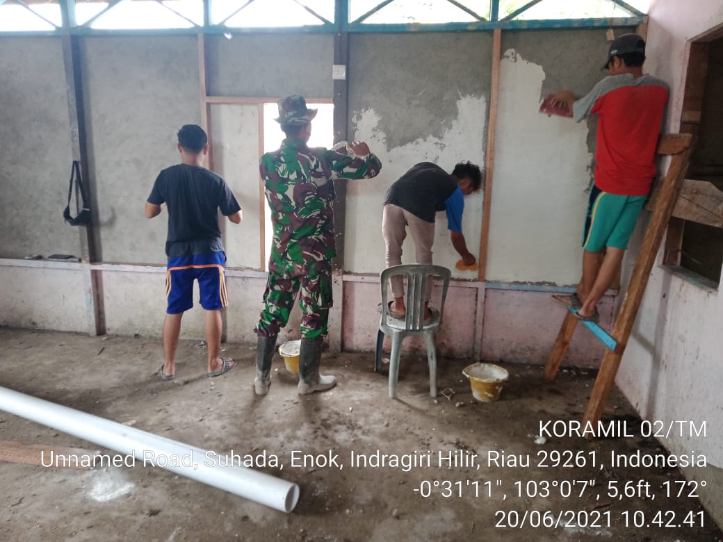 Babinsa 02/Tanah Merah Goro Pembuatan Posko PPKM di Suhada