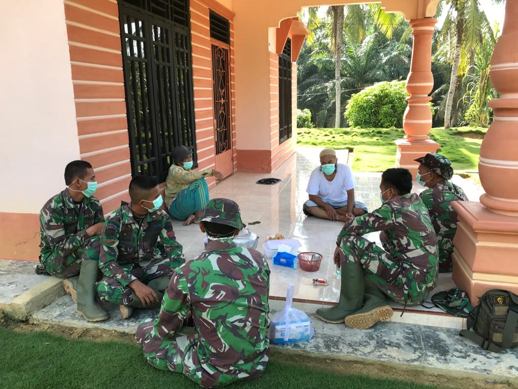 Isi Waktu Luang, Anggota Satgas TMMD Anjangsana ke Rumah Warga