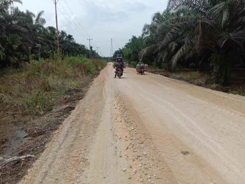 Danramil 04/Kuindra Pastikan Kualitas Jalan Poros Mumpa-KTJ