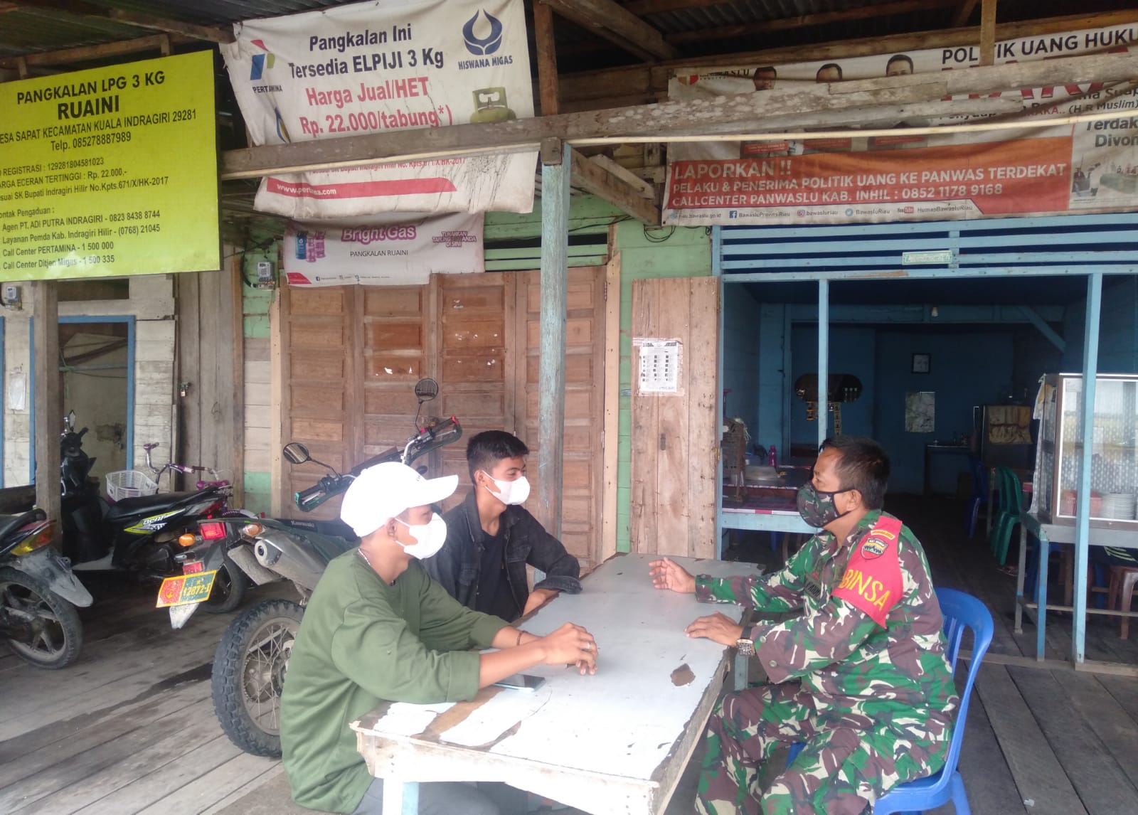 Edukasi Warga Tentang Protkes, Babinsa 04/Kuindra Lakukan Komsos