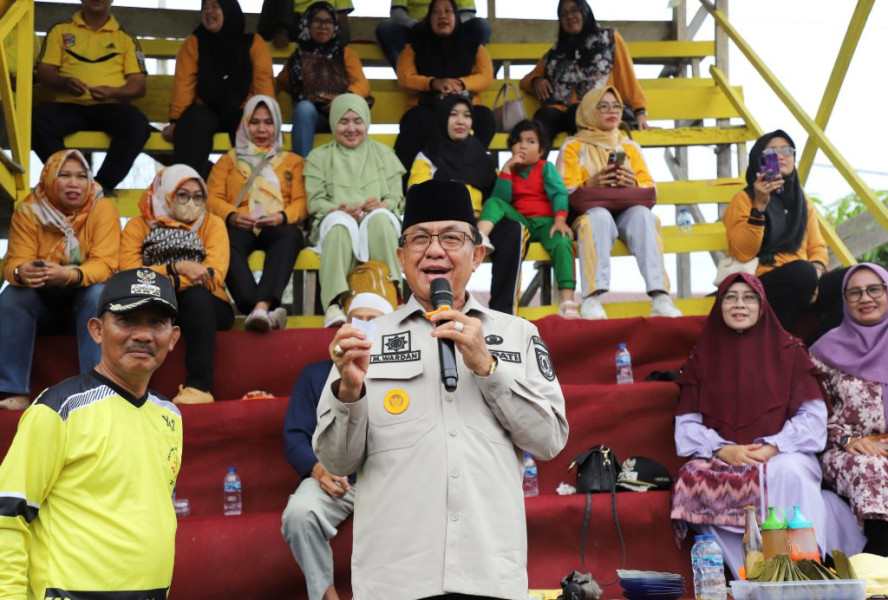 Berjalan Sukses dan Lancar, Bupati Wardan Resmi Tutup Turnamen Sepakbola Tekulai Bugis Cup