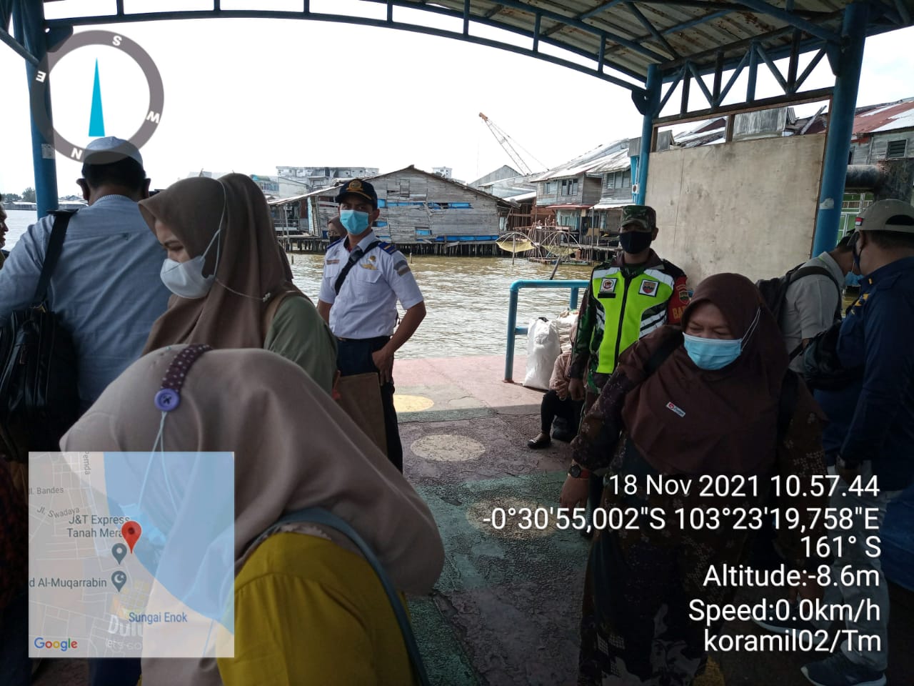 Tertibkan Penumpang, Babinsa 02/Tanah Merah Pantau Protkes di Pelabuhan