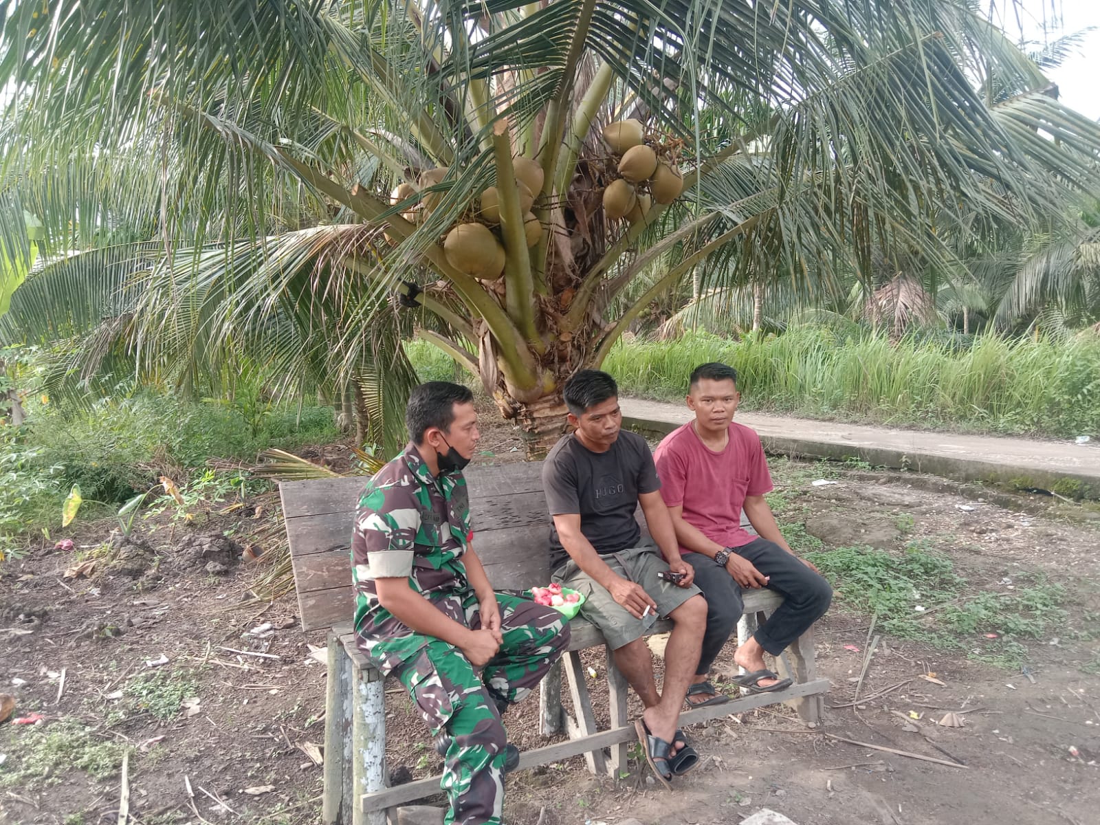 Bersama Warga Laksanakan Komsos dan Juga Babinsa Koramil 04/Kuindra